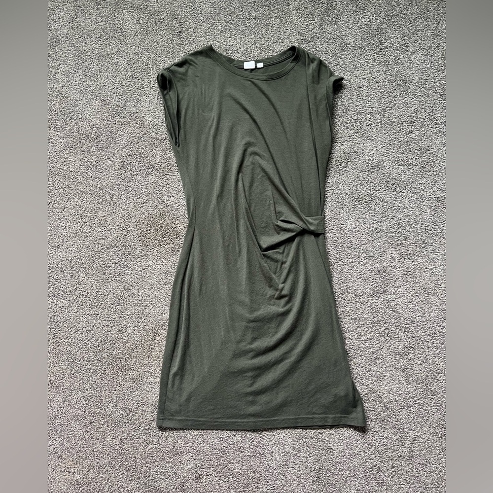 Women’s Gap Short Sleeve Gathered Waist Midi Dress in Size Small in Baby Tweed